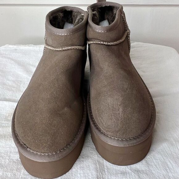 CushionaireβHippy Womenβs Suede Platform Ankle Boots Taupe Size 8.5 New - Picture 2 of 12
